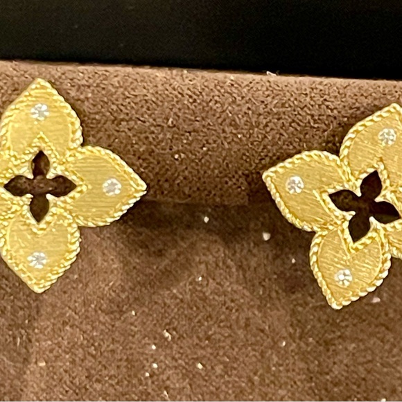 Roberto Coin 18K Yellow Gold Venetian Princess Diamond Stud Earrings Like New - Picture 4 of 8